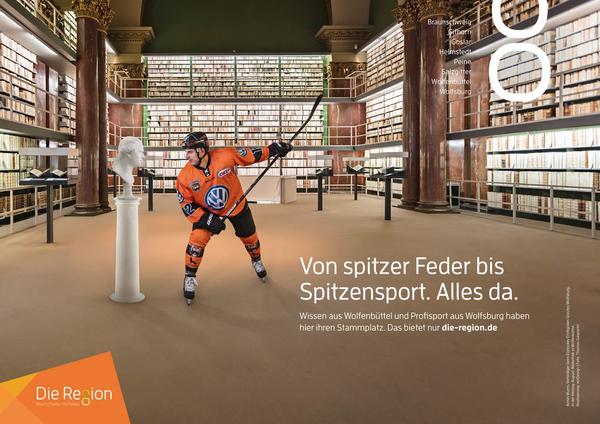 Ein Eishockeyspieler in der Herzog August Bibliothek. Ein Kampagnenposter von die-Region.de.