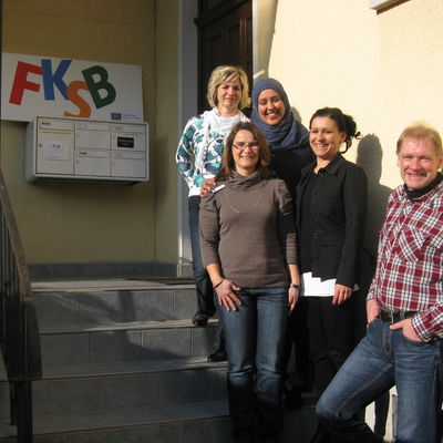Gruppenfoto der Mitarbeiterinnen und Mitarbeiter des Familien- und Kinderservicebüros.