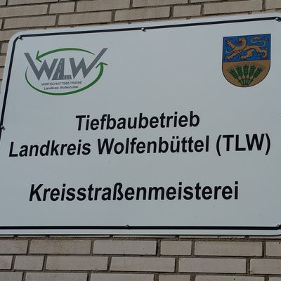 Hinweisschild am Gebäude des Tiefbaubetriebs. Link zur Seite des Tiefbaubetriebs Landkreis Wolfenbüttel (kurz TLW).