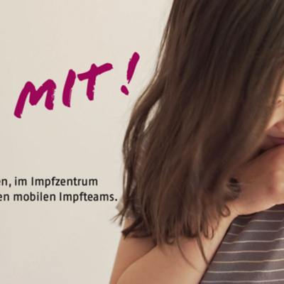 Bild für die Impfkampagne von Stadt und Landkreis Wolfenbüttel "Impfen für unsere Kinder - mach mit!". Ein Mädchen schaut auf ein Pflaster auf ihrem Arm.