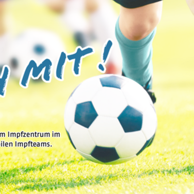 Bild für die Impfkampagne von Stadt und Landkreis Wolfenbüttel "Impfen für die Gemeinschaft - mach mit!". Ein Junge spielt Fußball.