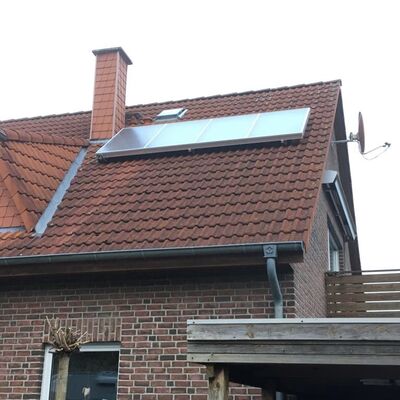 Beispiel für die Förderung einer thermischen Solaranlage: Eine PV-Anlage auf einem Dach.