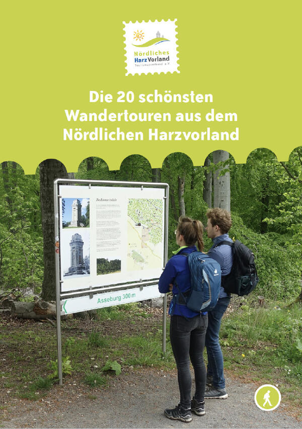 Cover des Wandertourenbuchs: Die 20 schönsten Wandertouren aus dem Nördlichen Harzvorland. Zwei Personen stehen vor einer Wanderkarte.