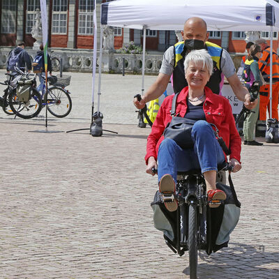 Landrätin Christiana Steinbrügge macht eine Probefahrt auf dem Lastenrad.