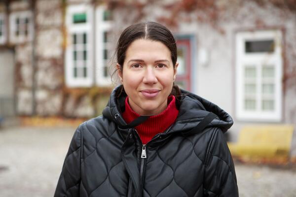 Sonja Bahtijarevic steht im Innenhof des Bildungszentrums.