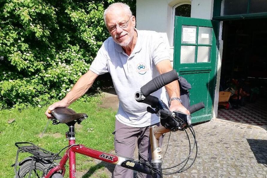 Jürgen Hartmann steht an einem Fahrrad.