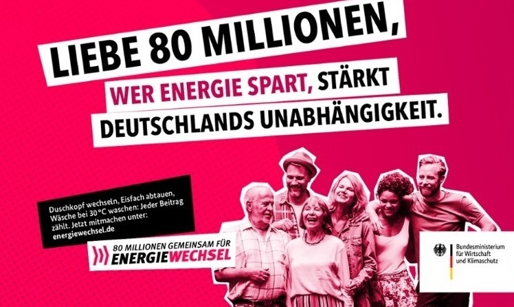 Plakat mit Schriftzug "Liebe 80 Millionen, wer Energier spart, stärkt Deutschlands Unabhängigkeit".