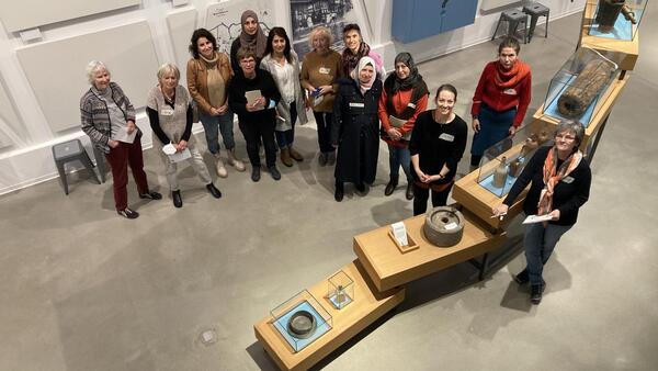 Sechszehn Frauen verschiedener Herkunftsländer im Bürger-Museum Wolfenbüttel.