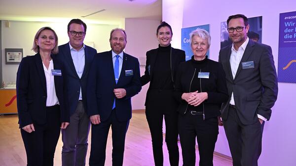 Landrätin Christiana Steinbrügge und Landrat Gerhard Radeck mit weitere Personen beim kommunalen Forum in Helmstedt.