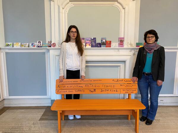 Links steht C. Wiek Gleichstellungsbeauftragte, rechts K. Schlager  Leiterin des Bildungszentrums des Landkreises Wolfenb�ttel. In der Mitte steht eine orangefarbene Sitzbank.