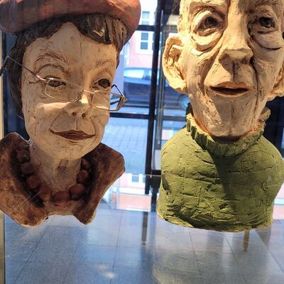 Zwei Skulpturen aus der Ausstellung "FarbFormBildTon" der Keramikklassen von Susann Broistedt