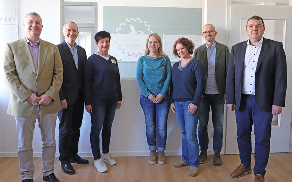 Von links: Matthias Buhles (Chefarzt der Klinik f�r Gyn�kologie und Geburtshilfe), Bernd Retzki (Dezernent f�r Schule, Jugend und Soziales im Landkreis Wolfenb�ttel, Michaela G�bel (Abteilungsleiterin), Diana Junge (Hebamme, Storchennest 51), Annette Scheffer (Leiterin Fachstelle Fr�he Hilfen), J�rg Hermann (Abteilungsleiter Beratungsstelle f�r Eltern, Kinder und Jugendliche) und Axel Burghardt (Gesch�ftsf�hrer St�dtisches Klinikum Wolfenb�ttel) freuen sich �ber die Vertiefung der Kooperation.