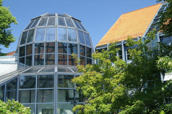 Es ist ein Gebäude zu sehen. Es ist das Bildungszentrum des Landkreis Wolfenbüttel.