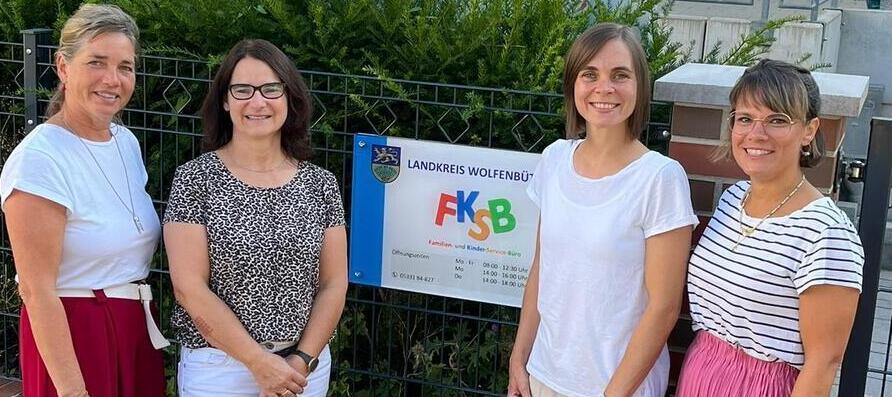 Vier Mitarbeiterinnen des Familien- & Kinder-Serviceb�ros stehen vor dem Geb�ude.