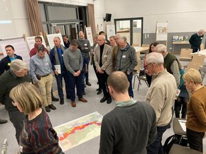 Es sind Personen zu sehen. Die Personen sind Teilnehmer eines Workshops zur Klimalandschaft Oderwald.