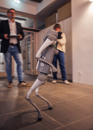 Zu sehen ist ein Roboterhund, der durch die Teilnehmenden gesteuert werden konnte.