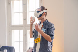 ZU sehen ist eine Personen mit VR-Brille.