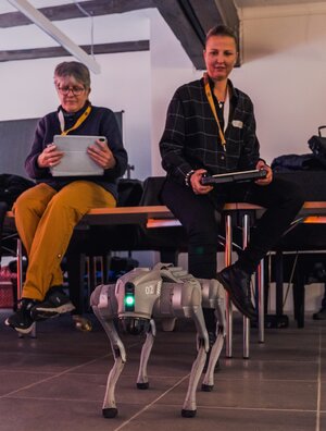 Zu Gast war auch ein Roboter-Hund aus dem Medienzentrum Landkreis Harburg, der durch die Teilnehmenden gesteuert werden konnte.