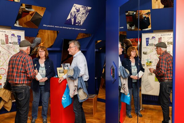 Mitten in der Ausstellung laden regionale F&ouml;rderinstitutionen zum Gespr&auml;ch ein.
