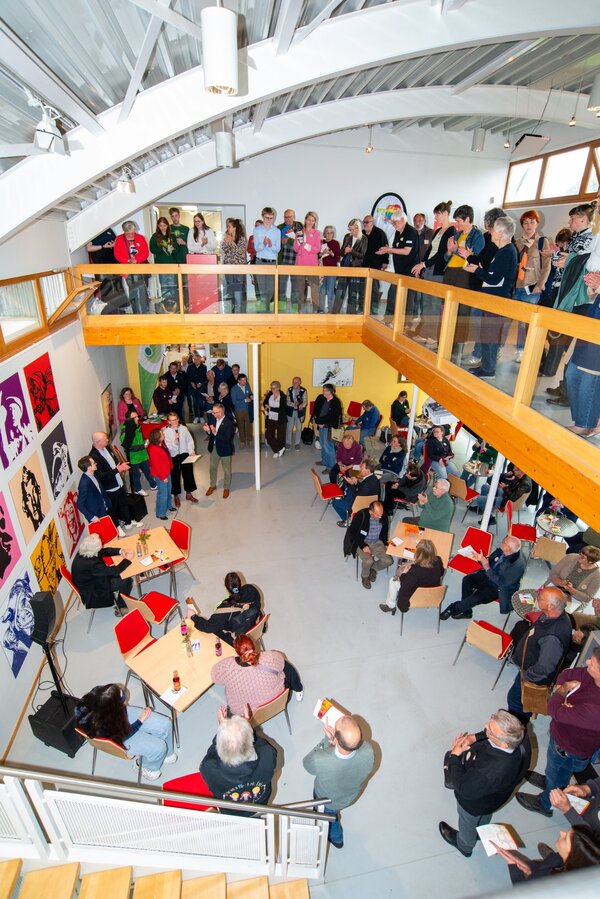 Aufnahme von der Galerie des Till Eulenspielmuseums in Sch�ppenstedt w�hrend der 4. Markt der F�rderm�glichkeiten. Der Innenraum des Museums ist mit zahlreichen interessierten Menschen gef�llt.