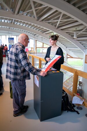 Beispielbild eines Standes. Eine Person vom Landesverband Soziokultur ber&auml;t eine andere Person.