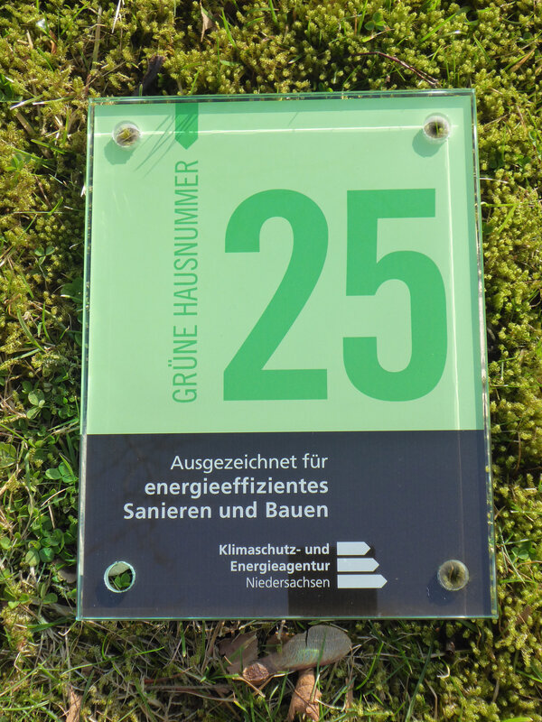 Plakette "Gr�ne Hausnummer" vor Moos angebracht.