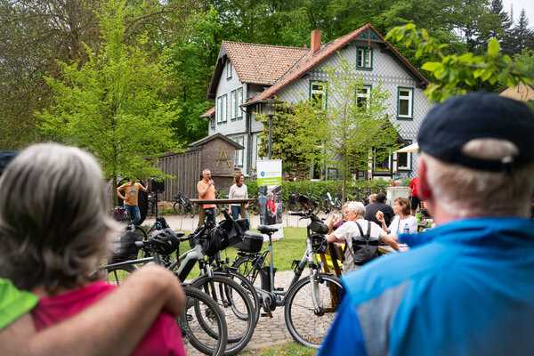Personen in einer Gastwirtschaft. Fahrr�der sind an den Seiten geparkt.