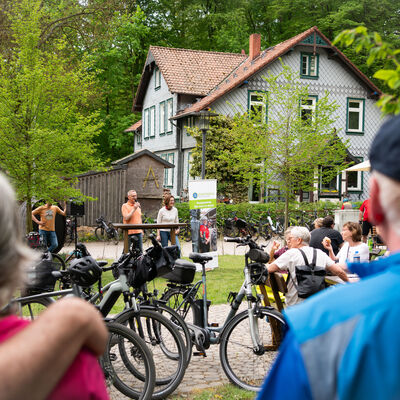 Personen in einer Gastwirtschaft. Fahrr�der sind an den Seiten geparkt.