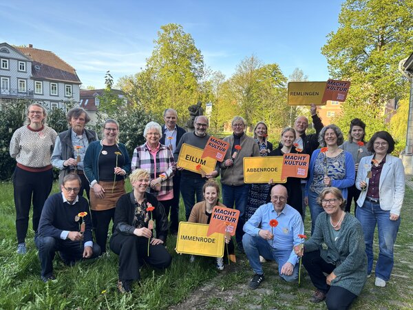 Gruppenfoto von Personen. Einige von Ihnen halten Ortseingangsschilder von Eilun, Abbenrode, Immenrode und Remlingen in die H�he.