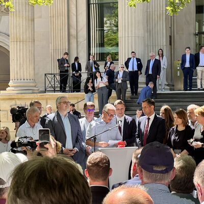 Eine Versammlung von Menschen vor dem Landtag in Hannover. Sie �bergeben dem Ministerpr�sident Olaf Lies die Resolution "Rettet die Kommunen".