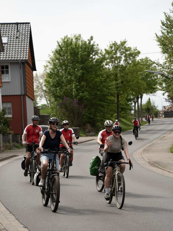 Eine Gruppe von Fahrradfahrern auf einer Radtour. Sie nehmen am Stadtradeln teil.