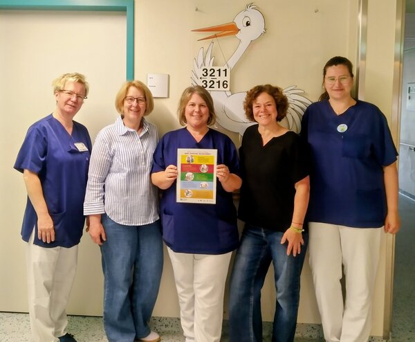 Gruppenfoto von f�nf weiblichen Personen im Krei�saal des Klinikum Wolfenb�ttel. Sie pr�sentieren die neue Handreichung zum Thema Mediennutzung mit Baby.