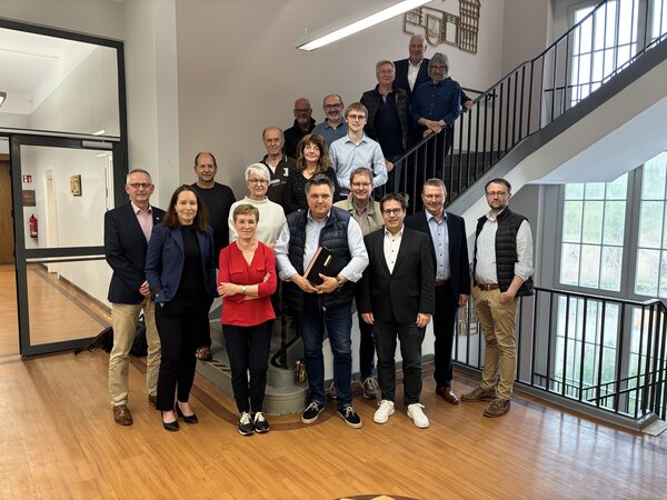 Eine Gruppe von Menschen steht in einem Flur, einige stehen auf einer Treppe. Die Menschen geh�ren dem Rat der Stiftung Zukunftsfonds Asse an.
