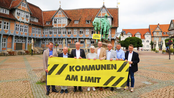Gruppenfoto der Hauptverwaltungsbeamten des Landkreis Wolfenb�ttel. Sie halten ein Banner mit der Aufschrift Kommunen am Limit in die Kamera.