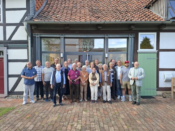 Gruppenfoto der Ortheimatpflegerinnen und Ortsheimatpfleger. Sie stehen vor dem G�rtnermuseum in Wolfenb�ttel.