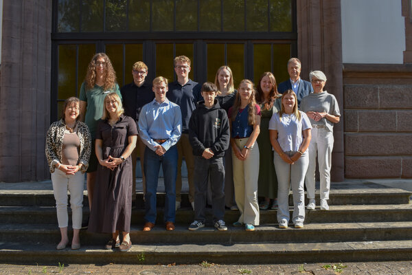 Gruppenfoto der neuen Auszubildenden im Landkreis Wolfenb�ttel. Auf dem Foto sind 13 Menschen, sie stehen auf einer Treppe im Freien. Im Hintergrund ist das Hauptgeb�ude der Kreisverwaltung zu sehen.