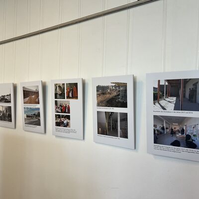 Sechs Bilder h&auml;ngen an einer wei&szlig;en Wand.