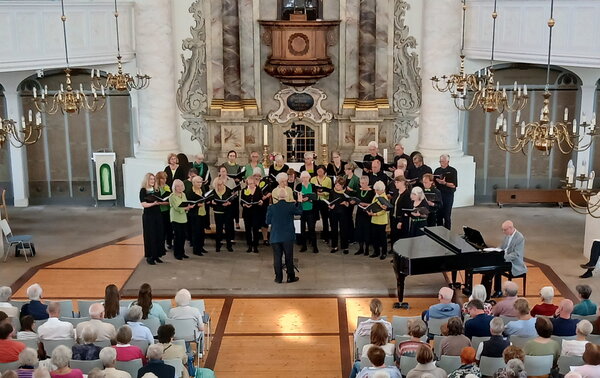 Ein Chor sind in einer Kirche.