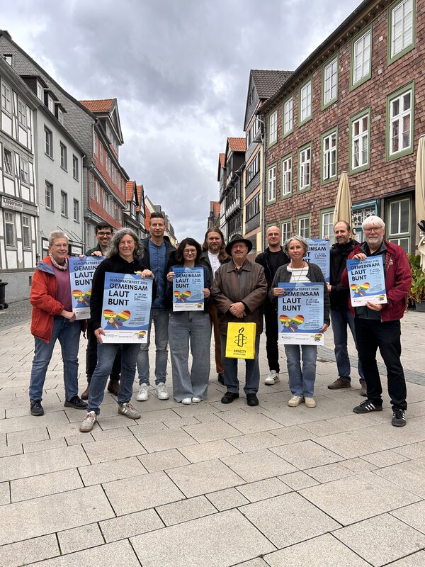 Gruppe von Menschen mit Plakaten in der Fu�g�ngerzone.