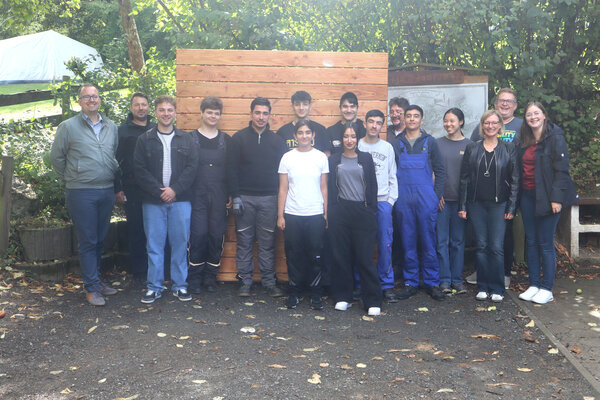 Gruppenfoto der Jugendlichen, die an der Projektwoche auf dem Assezeltplatz teilgenommen haben.