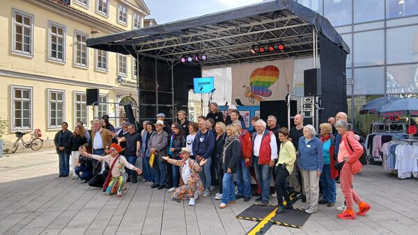 Eine B�hne in der Wolfenb�tteler Innenstadt. Davor steht eine Gruppe Menschen sowie zwei Clowns.