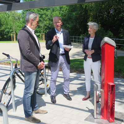 Unterhalten sich zur Einweihung über den Mobilitätsknotenpunkt am Bahnhof Börßum: Verbandsdirektor Ralf Sygusch, Samtgemeindebürgermeister Marc Lohmann und Landrätin Christiana Steinbrügge (v.l.).