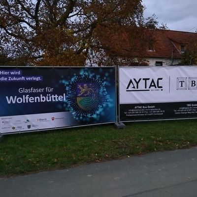 Bauschild für das Projekt »Glasfaser für Wolfenbüttel« und Bauschild der ausführenden Unternehmen.