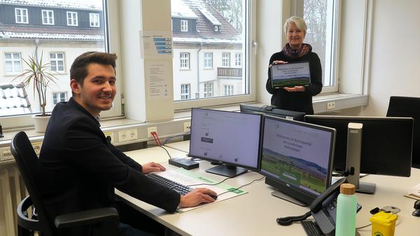 Safet Trzaska, Projektleiter Digitalisierung im Landkreis Wolfenbüttel, und Landrätin Christiana Steinbrügge präsentieren das neue Serviceportal an Computerbildschirmen und auf dem Tablet.