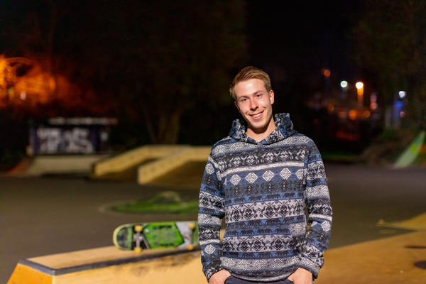 Dave Kretschmer vor einer Skaterampe.